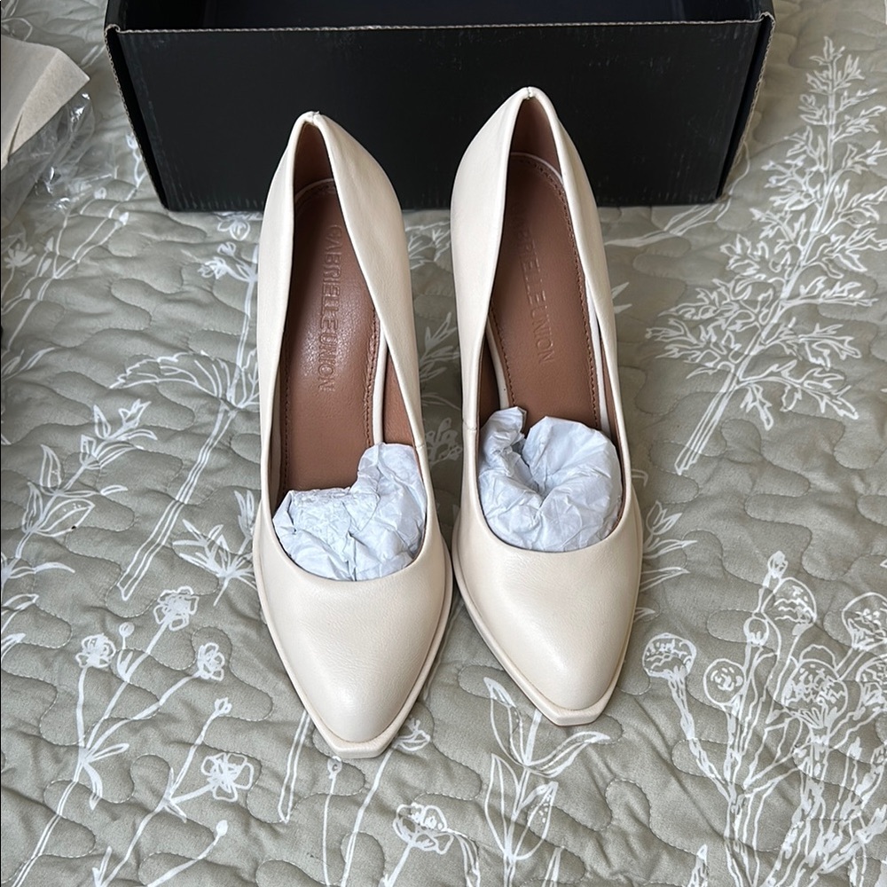Cream Pointed Toe Heels with Medium Height